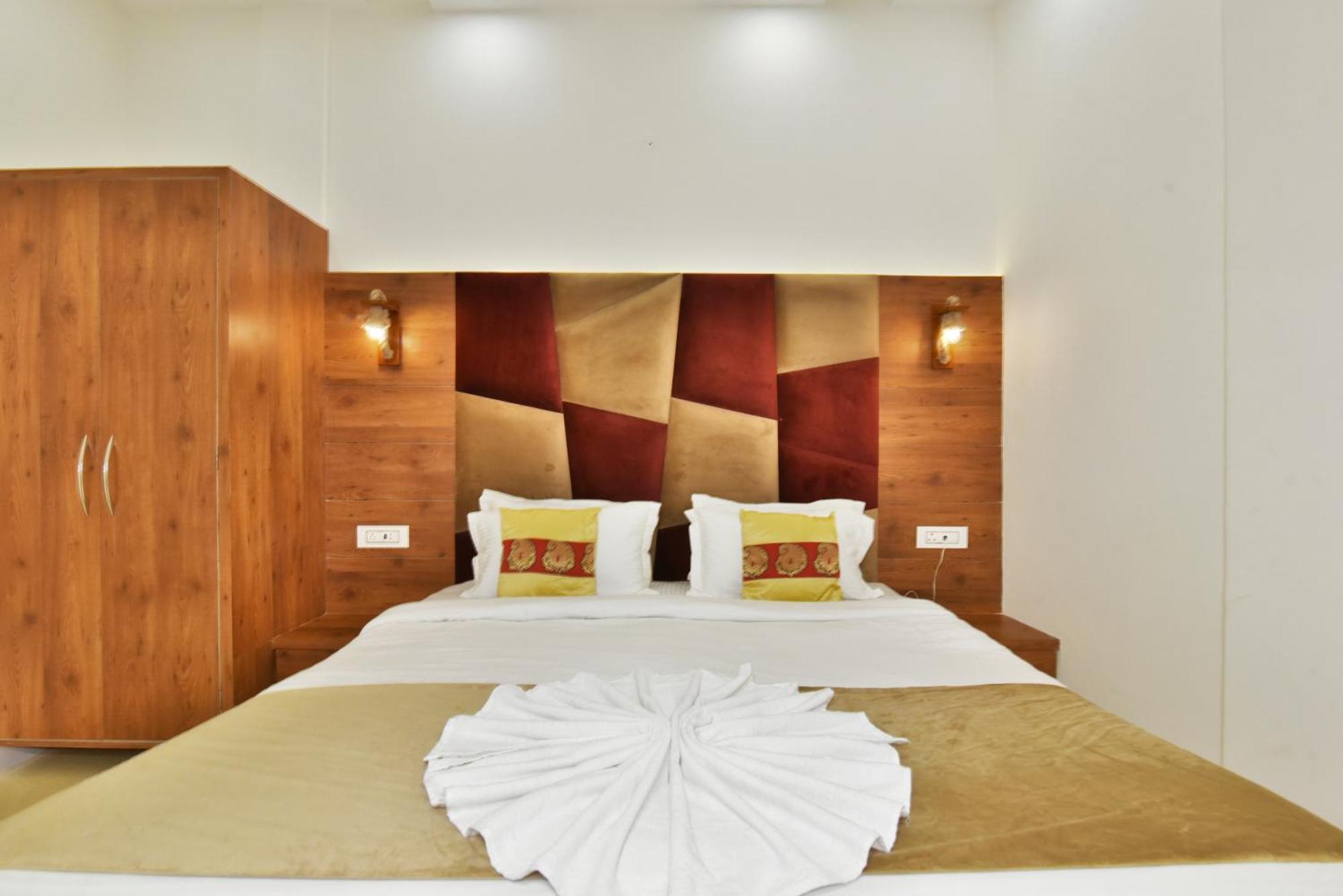 Hk Backpackers-Luxury Rooms & Dormitory Amritsar Exterior photo